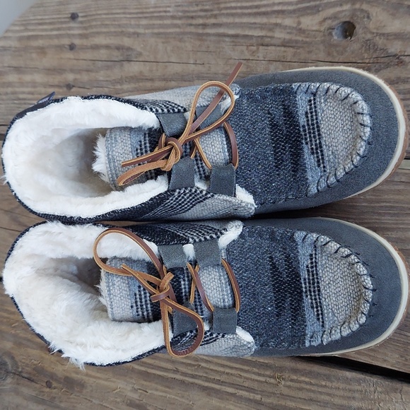 Minnetonka Torrey Lace-Up Booties - Picture 3 of 10